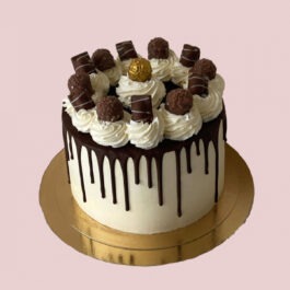 Gâteau d'anniversaire Drip Cake chocolat Rocher Kinder Bueno