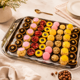 Plateau d'assortiment de mini mignardises sucrées sur mesure avec tartelettes, choux, financiers et macarons de luxe - Deluxe Pâtisserie Tunis
