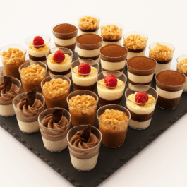 assortiment de verrines sucrées sélection raffinée prête à servir