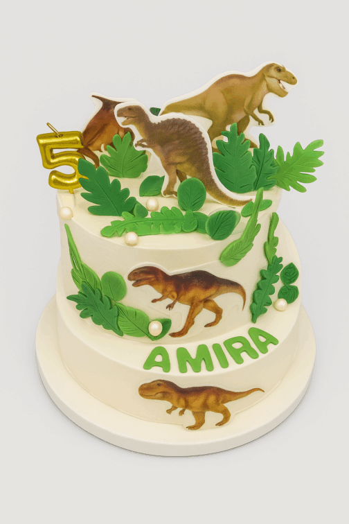 gâteau anniversaire dinosaure personnalisé – Cake design rond avec décor dinosaures, jungle et volcan, disponible en chocolat au lait équilibré, rocher noisette, tout noisette ou tout pistache
