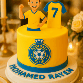 gâteau anniversaire football personnalisé – Cake design rond décoré avec figurine joueur, maillot et prénom,