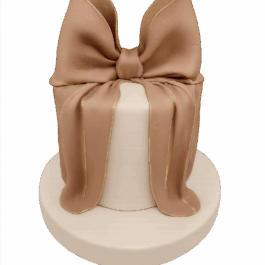 gâteau élégant style luxe avec ruban géant et finitions dorées