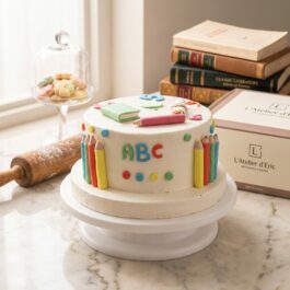 Cake design thème école sur mesure blanc orné de crayons de couleur sculptés, livres et lettres ABC - Deluxe Pâtisserie Tunis