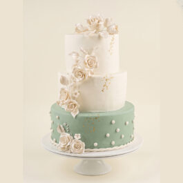 Wedding cake vert sauge et blanc sur mesure à 3 étages orné de roses nacre, feuille d'or et perles - Deluxe Pâtisserie Tunis