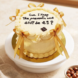 Bento cake vintage tendance décoré de rubans dorés et message humoristique personnalisé par Deluxe Pâtisserie