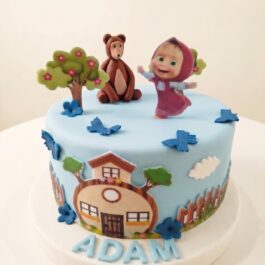 Cake design Masha et l'Ours sur mesure bleu ciel avec figurines 3D, maison en bois et prénom Adam - Deluxe Pâtisserie Tunis