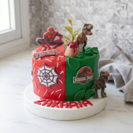 Gâteau anniversaire double thème Spider-Man et Jurassic Park dinosaures rouge et vert personnalisé par Deluxe Pâtisserie Tunis