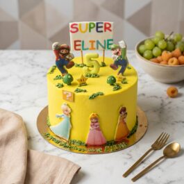 Gâteau anniversaire Super Mario et princesses en pâte à sucre jaune personnalisé par Deluxe Pâtisserie Tunis