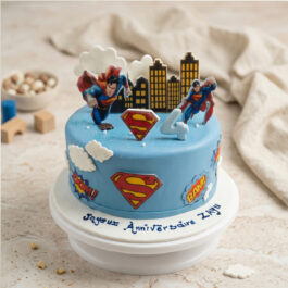 Gâteau d'anniversaire personnalisé thème Superman en pâte à sucre par Deluxe Pâtisserie