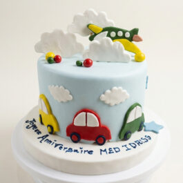 Gâteau d'anniversaire enfant personnalisé thème voiture et avion en pâte à sucre par Deluxe Pâtisserie