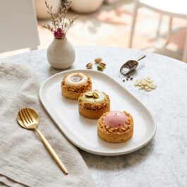 Trio de tartelettes modernes sur mesure avec bordure craquelin et dômes crémeux pistache, framboise et praliné - Deluxe Pâtisserie Tunis