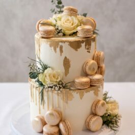 Wedding cake drip cake blanc aux dorures à la feuille d'or, cascade de macarons dorés et roses blanches - Deluxe Pâtisserie Tunis