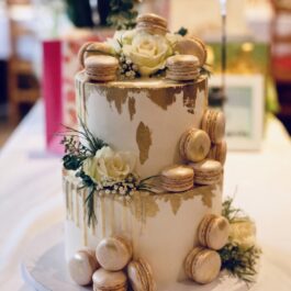 Wedding cake drip cake blanc aux dorures à la feuille d'or, cascade de macarons dorés et roses blanches - Deluxe Pâtisserie Tunis