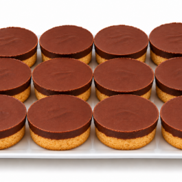 Biscuits chocolatés sur plateau blanc