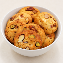 Bol de biscuits dorés aux fruits secs